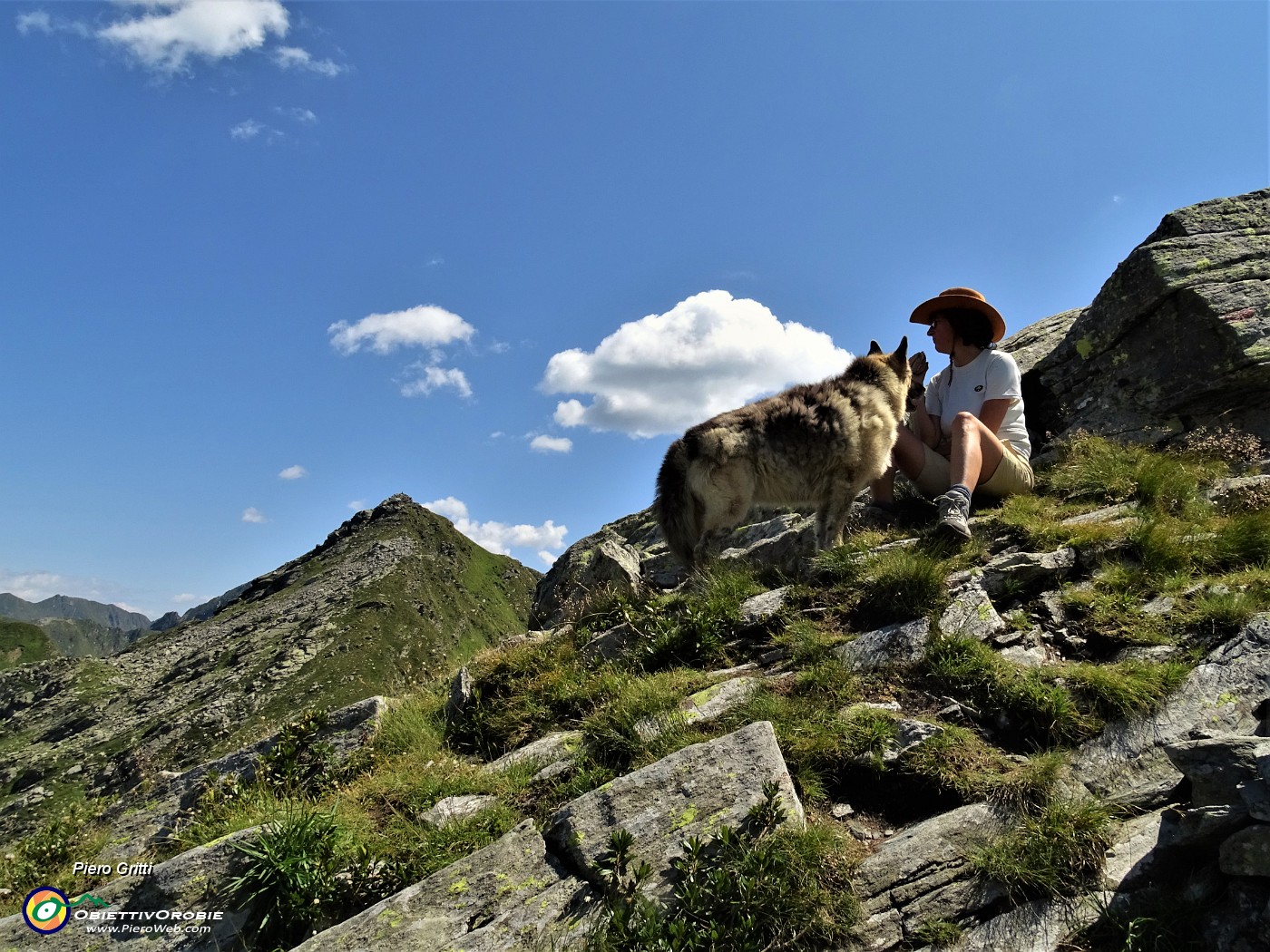 71 Erica e Dori si godono lo splendido panorama.JPG